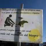 A poca distanza poi si erge un'altra indicazione che invita i passanti a raccogliere le deiezioni dei propri cani